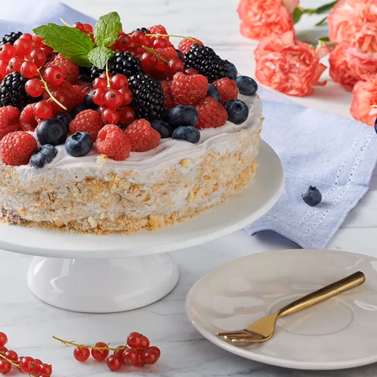 Tort bez pieczenia z owocami leśnymi