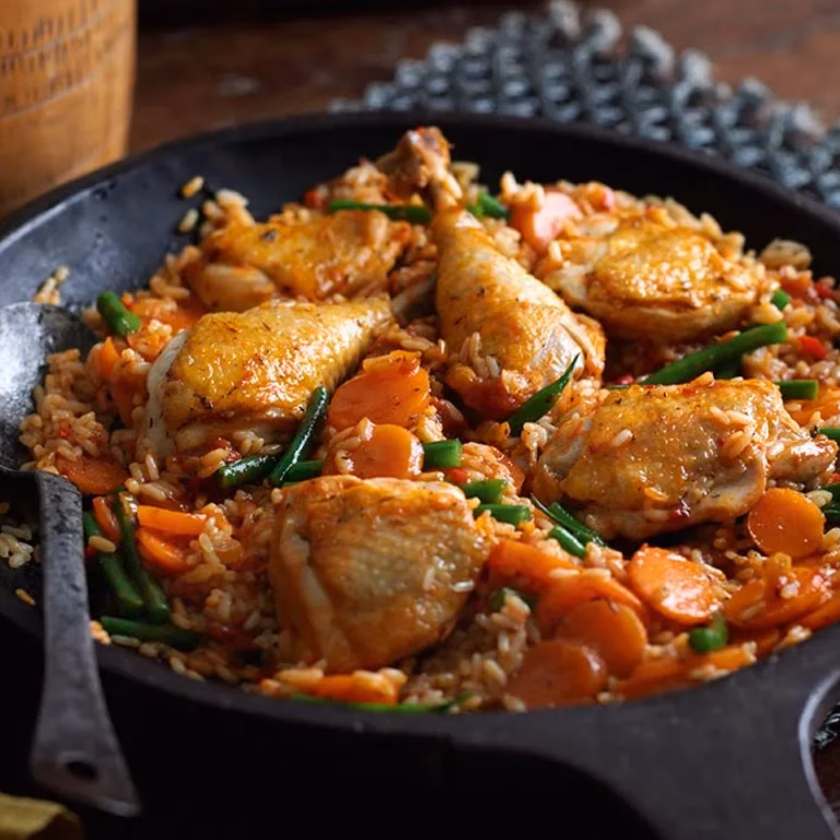 Kurczak w pomidorach z ryżem (Jollof)