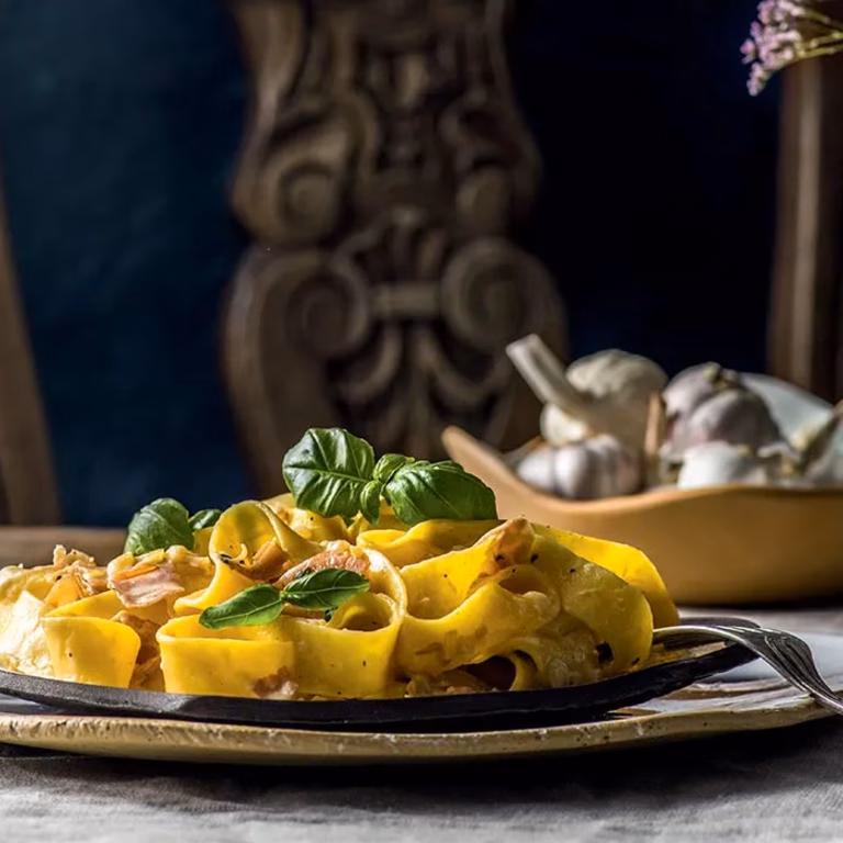 Przepis na makaron pappardelle z szynką parmeńską i gorgonzolą