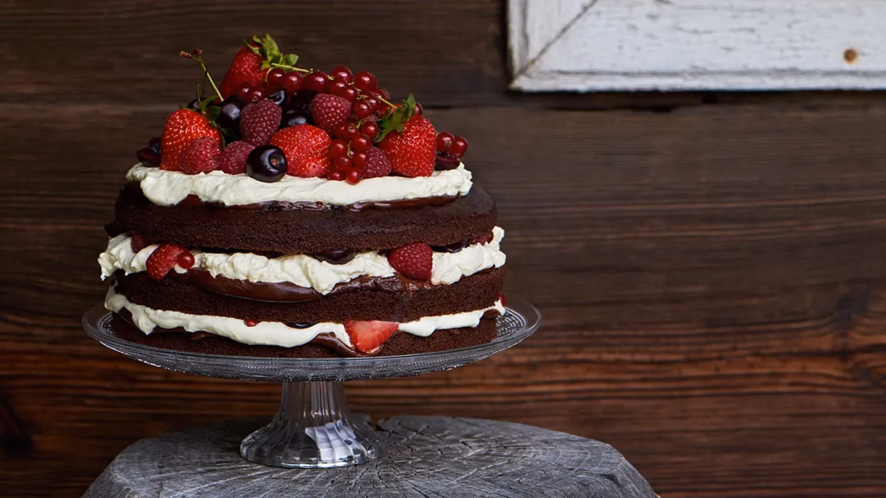 Czekoladowy tort z bitą śmietaną i owocami