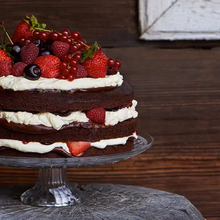 Czekoladowy tort z bitą śmietaną i owocami