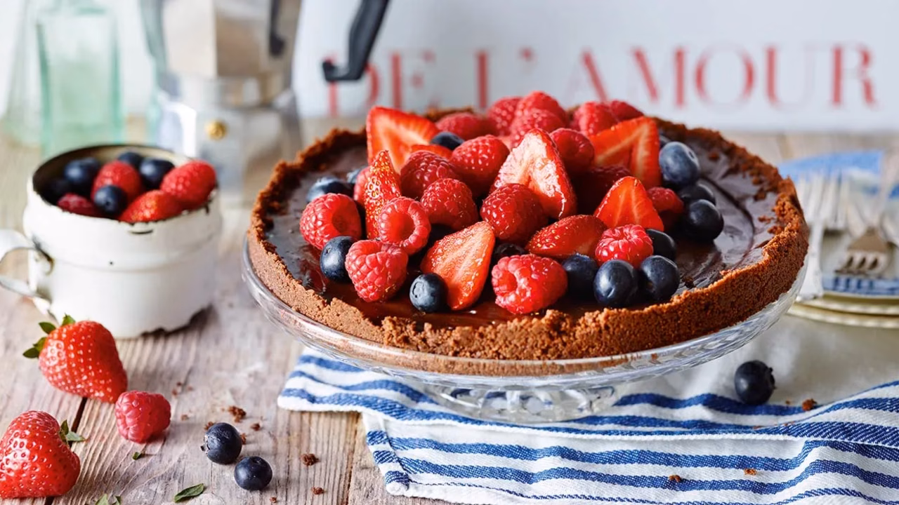 Tarta czekoladowo-kawowa z jagodami
