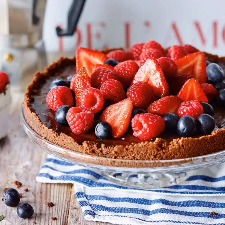 Tarta czekoladowo-kawowa z jagodami