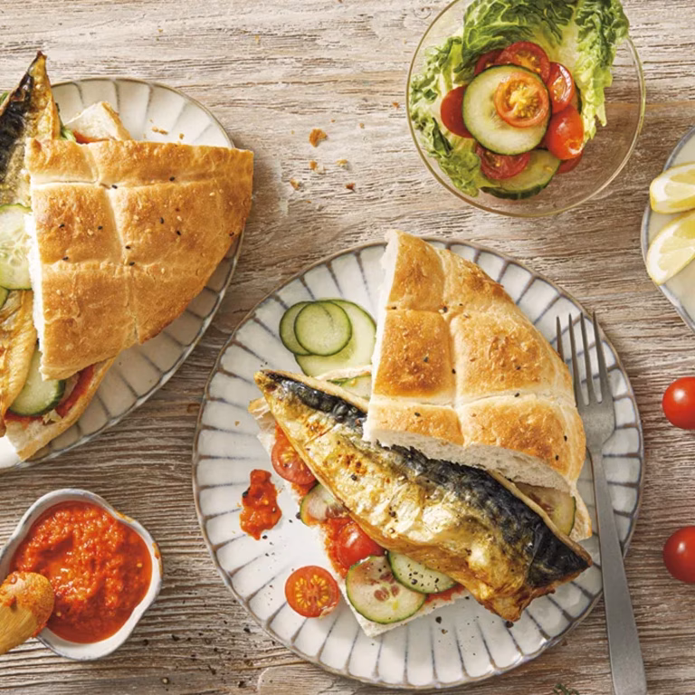 Pieczona makrela w chlebku pita