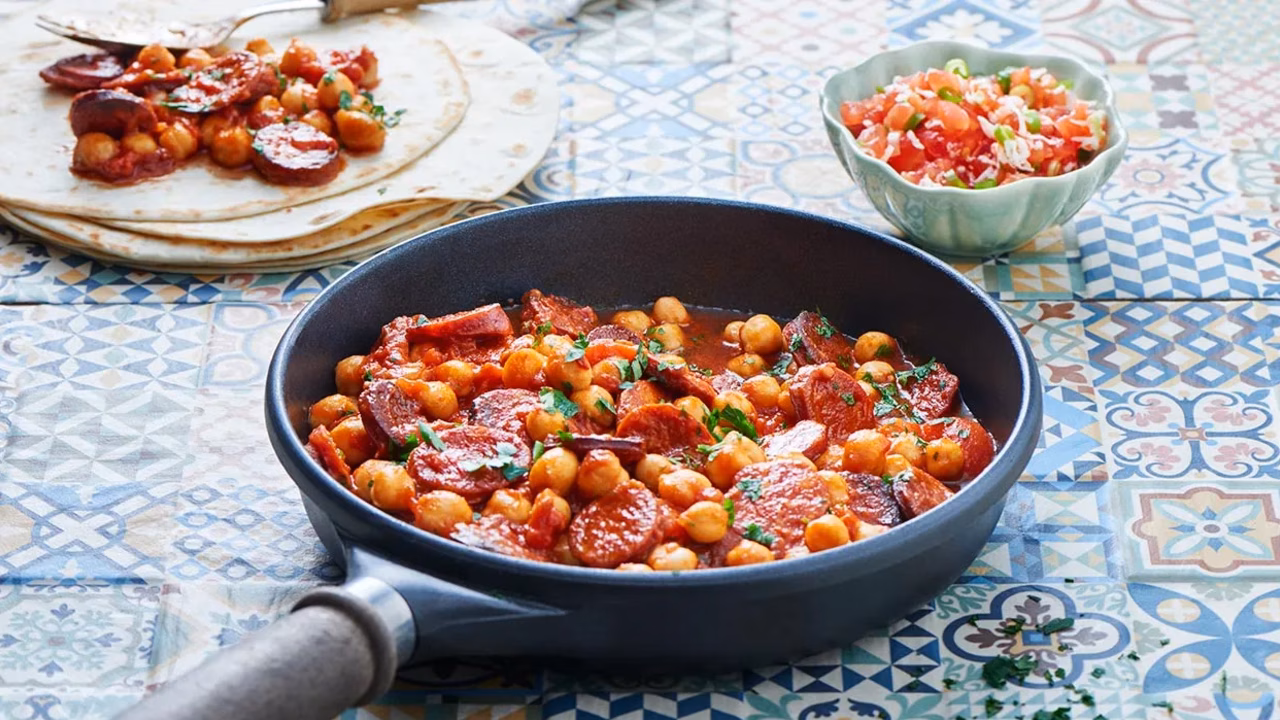 Gulasz z chorizo z ciecierzycą w tortilli
