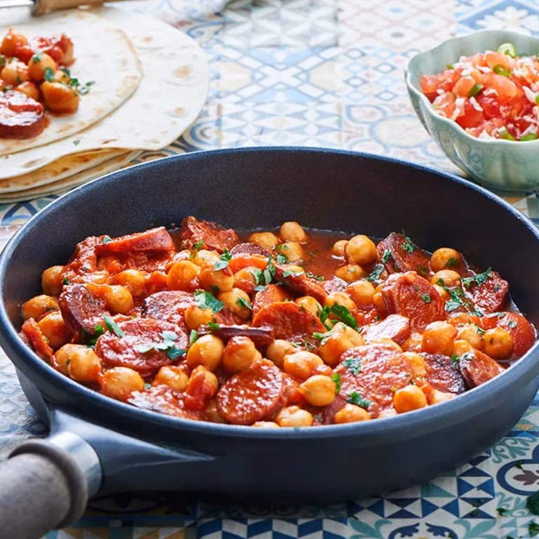 Gulasz z chorizo z ciecierzycą w tortilli