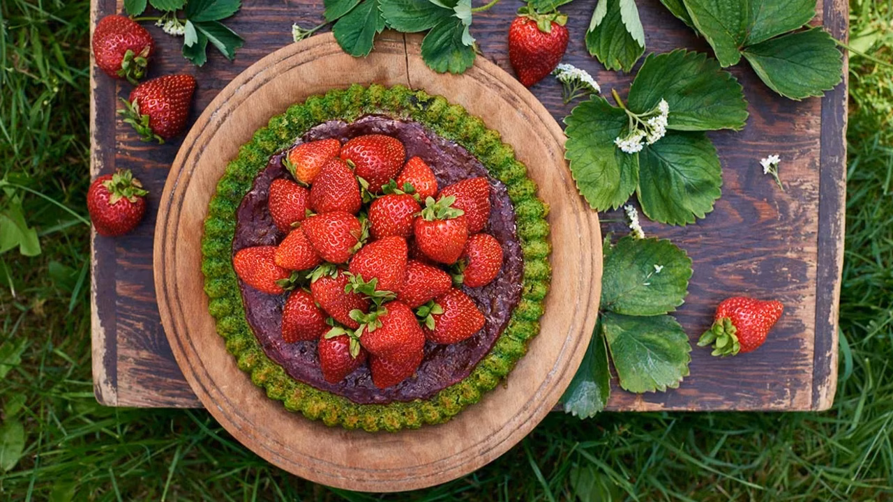 Tarta szpinakowo-szczawiowa z truskawkami