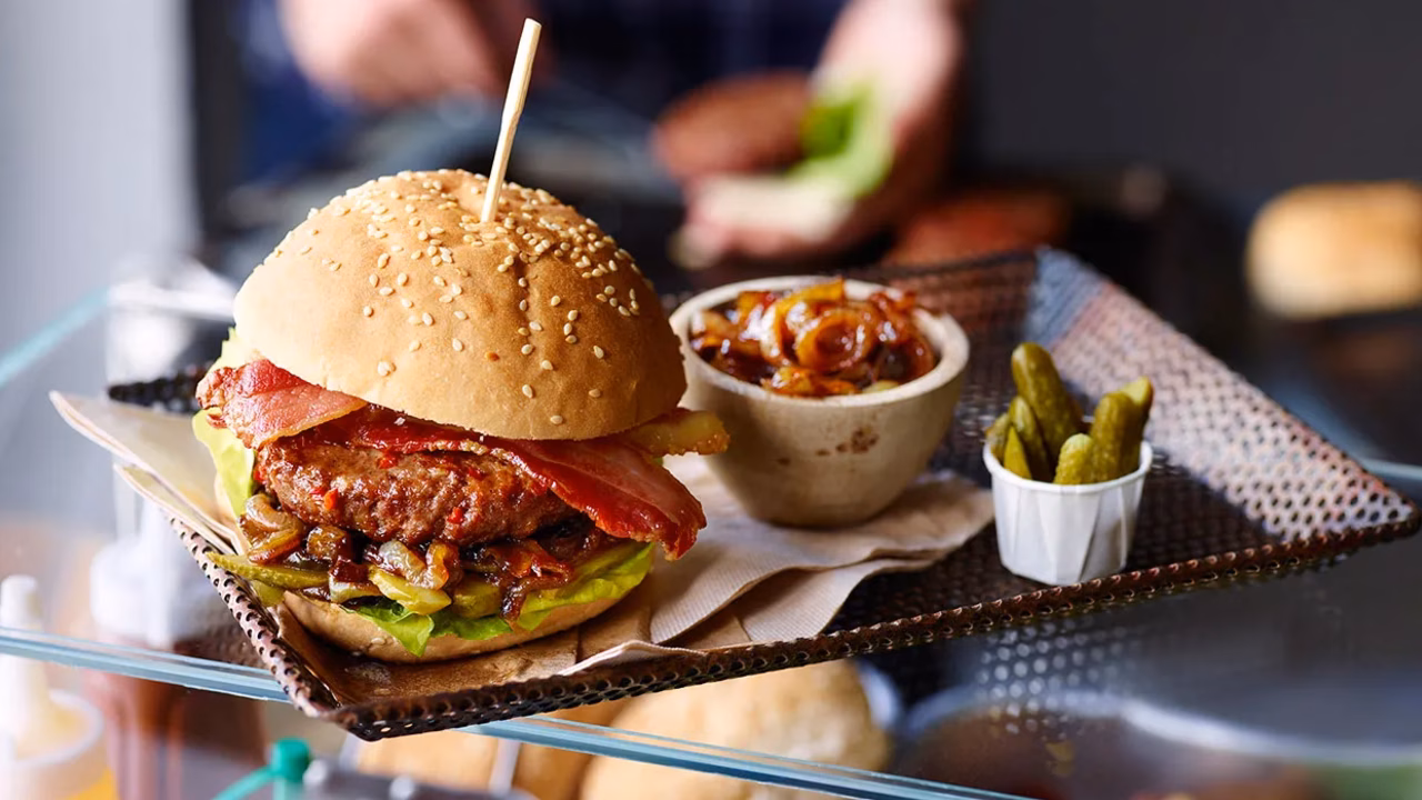 Burger z chili i chutney z cebuli