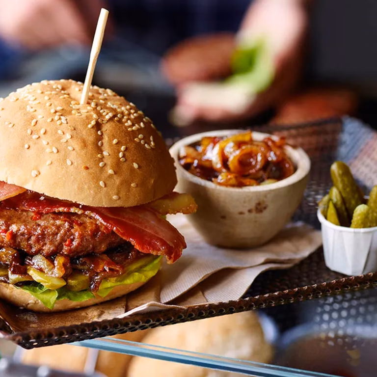 Burger z chili i chutney z cebuli
