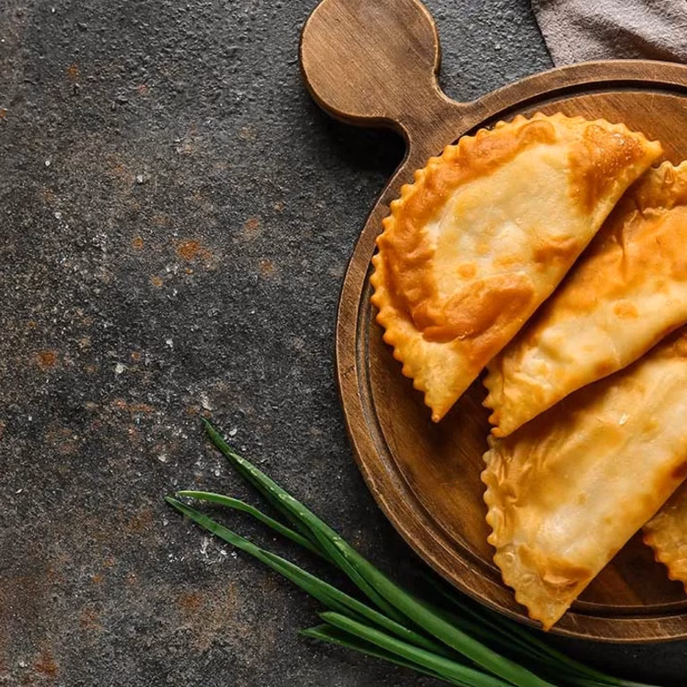 Czebureki – smażone pierogi z mięsem