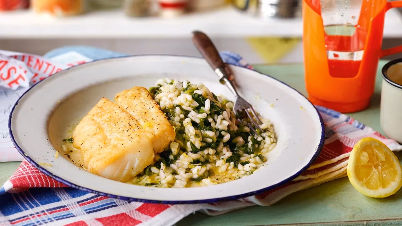 Risotto ze szpinakiem i smażoną rybą