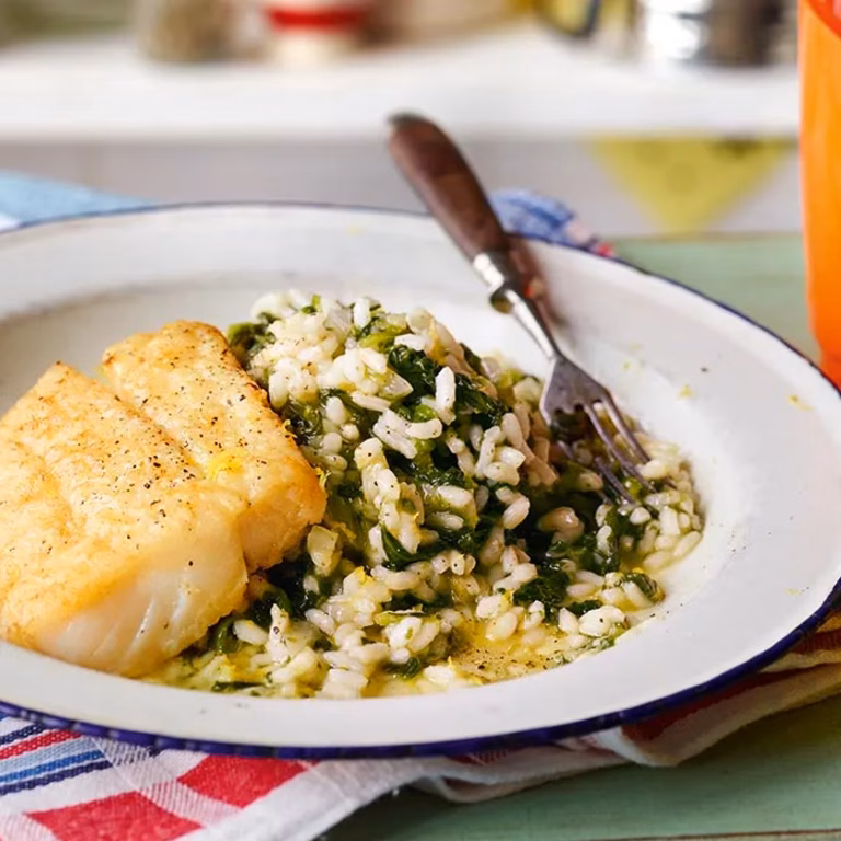 Risotto ze szpinakiem i smażoną rybą