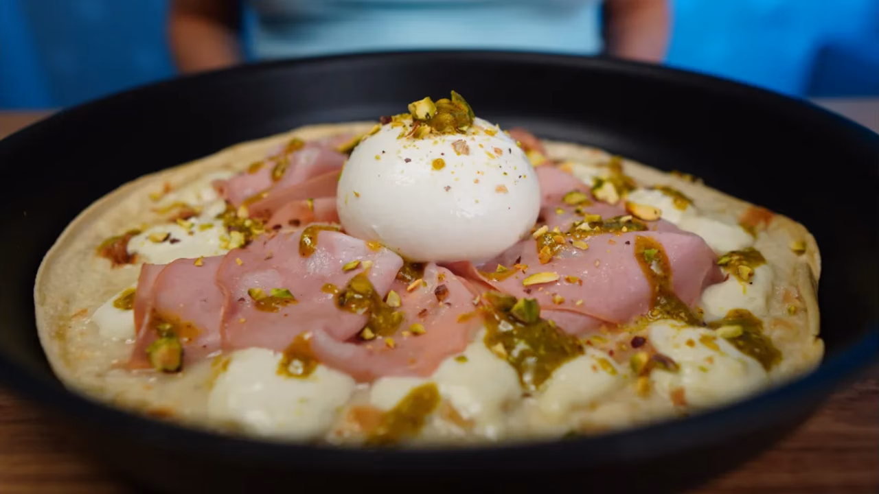 Pizza z mortadelą, pesto pistacjowym i burratą