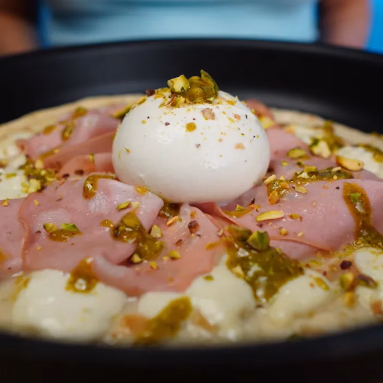 Pizza z mortadelą, pesto pistacjowym i burratą