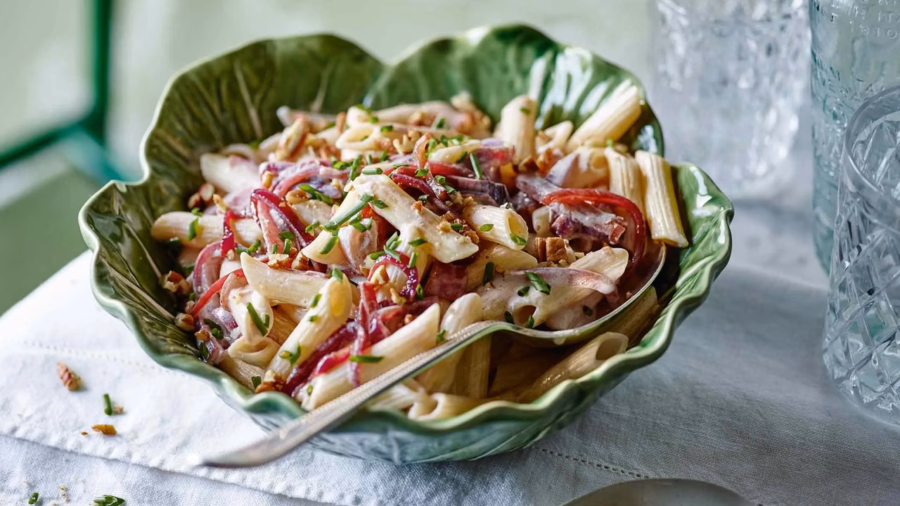 Penne z czerwoną cebulą i kozim serem