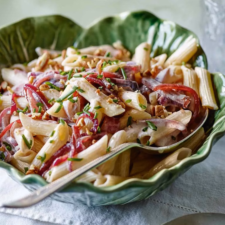 Penne z czerwoną cebulą i kozim serem