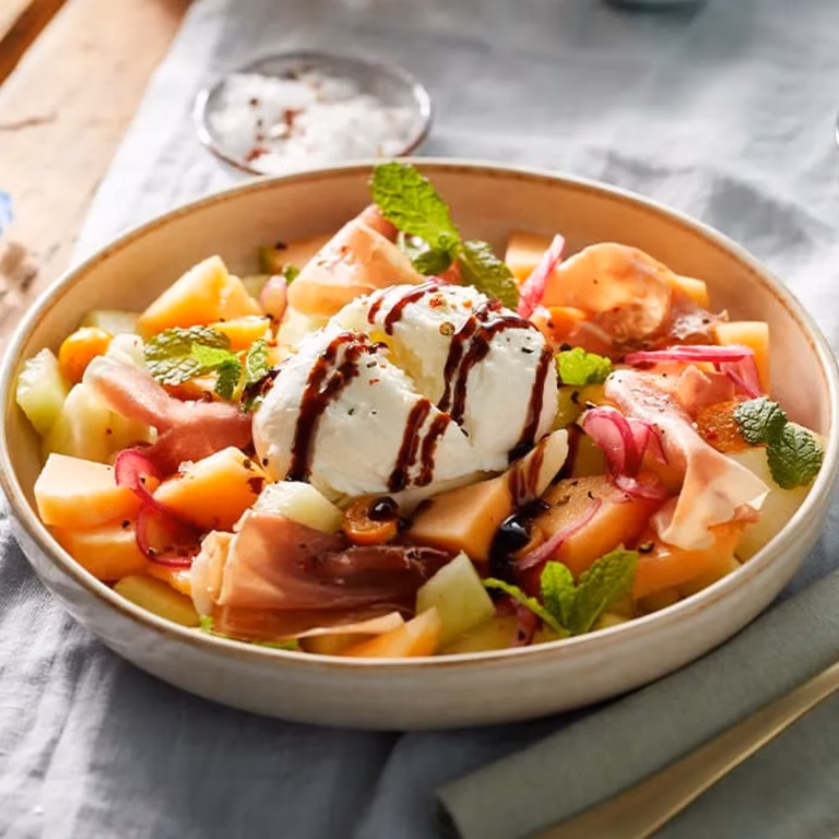 Sałatka z melonem, mozzarellą, szynką parmeńską i miętą