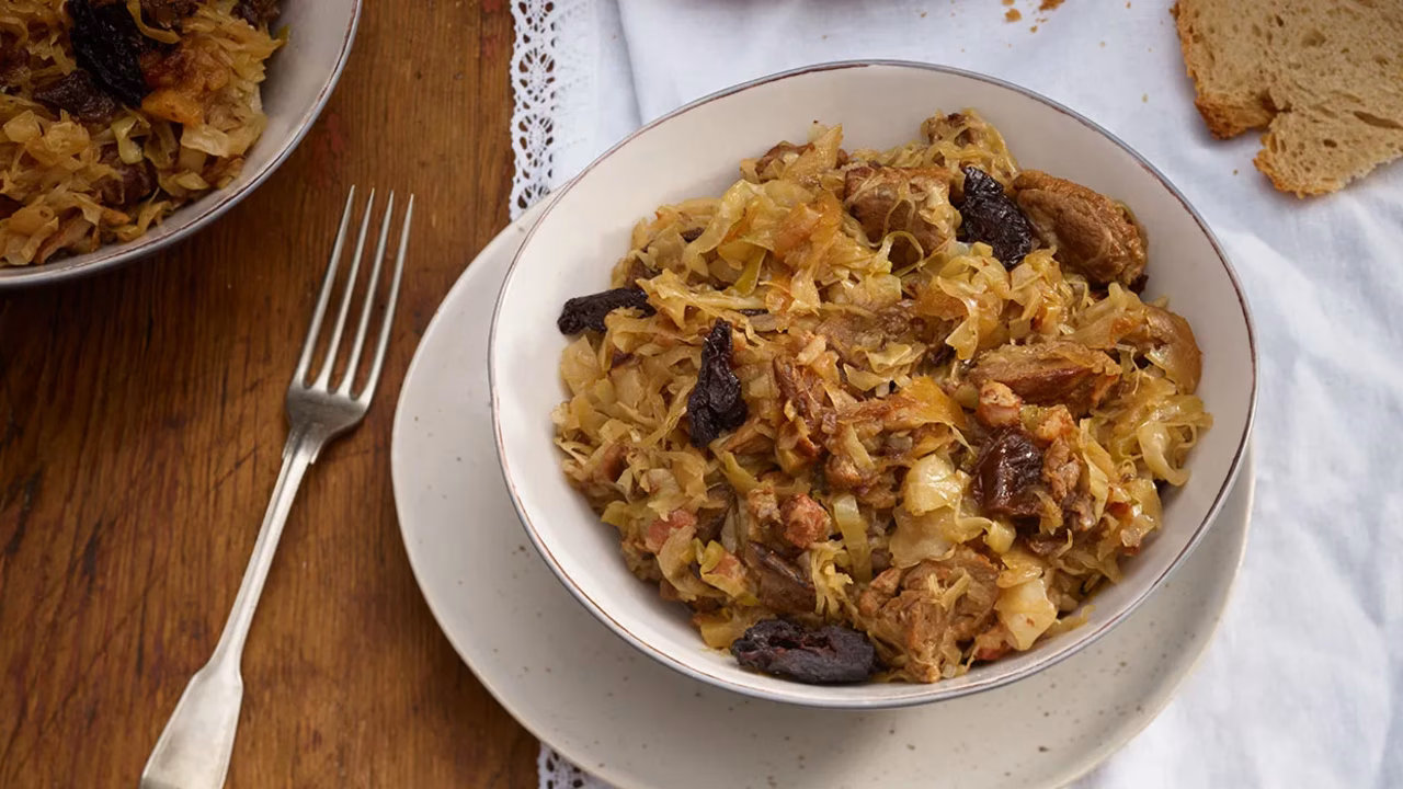 Bigos na kaczce z suszonymi śliwkami