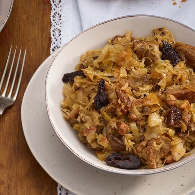 Bigos na kaczce z suszonymi śliwkami