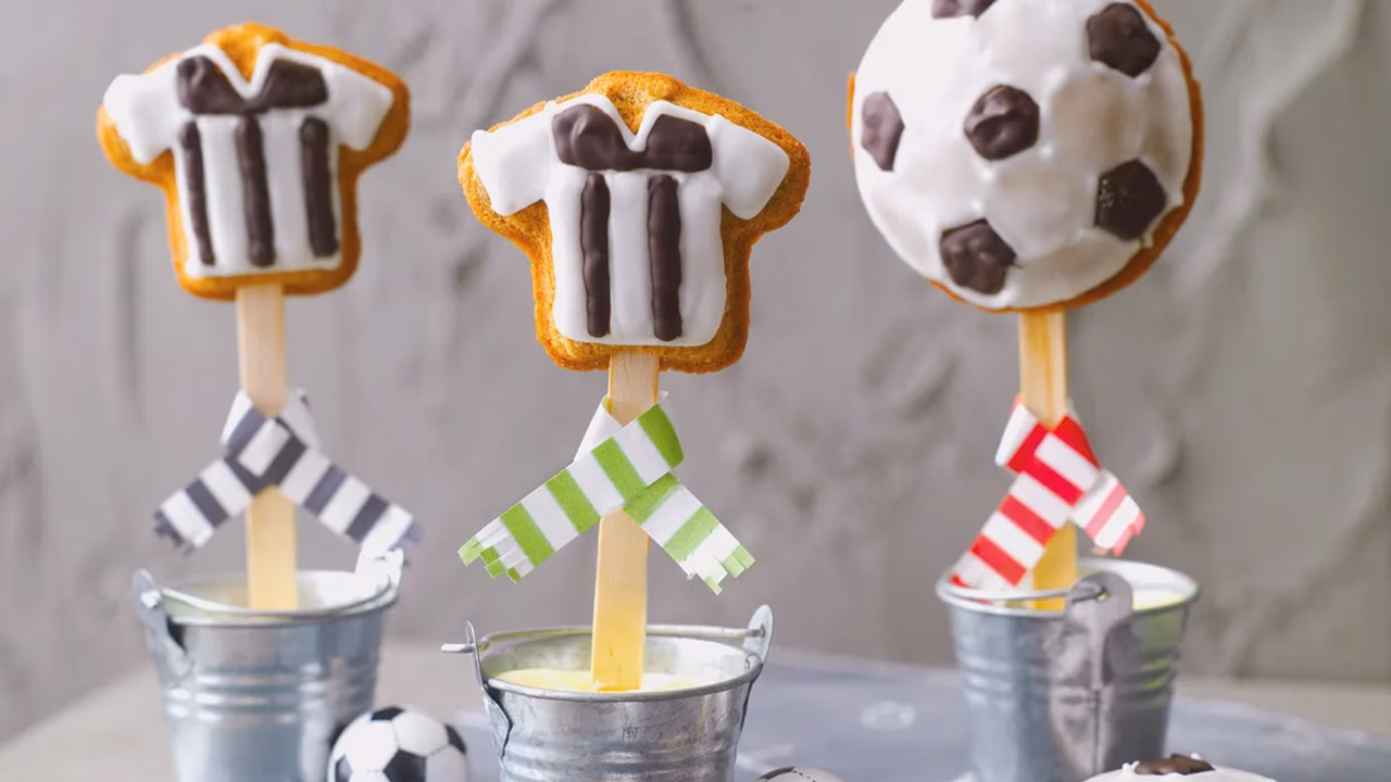 Piłkarskie ciasteczka cake pops z espresso