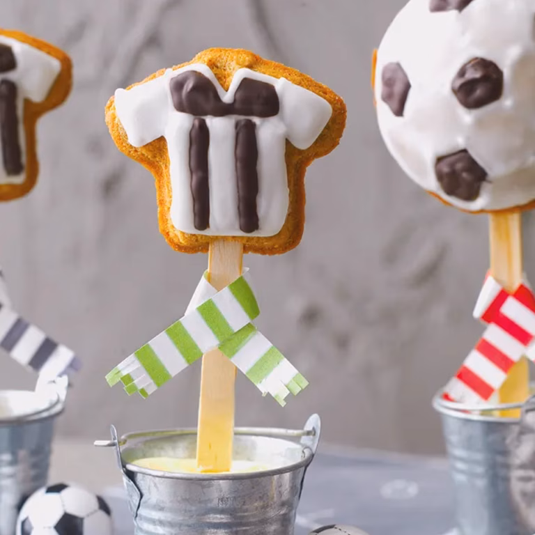 Piłkarskie ciasteczka cake pops z espresso