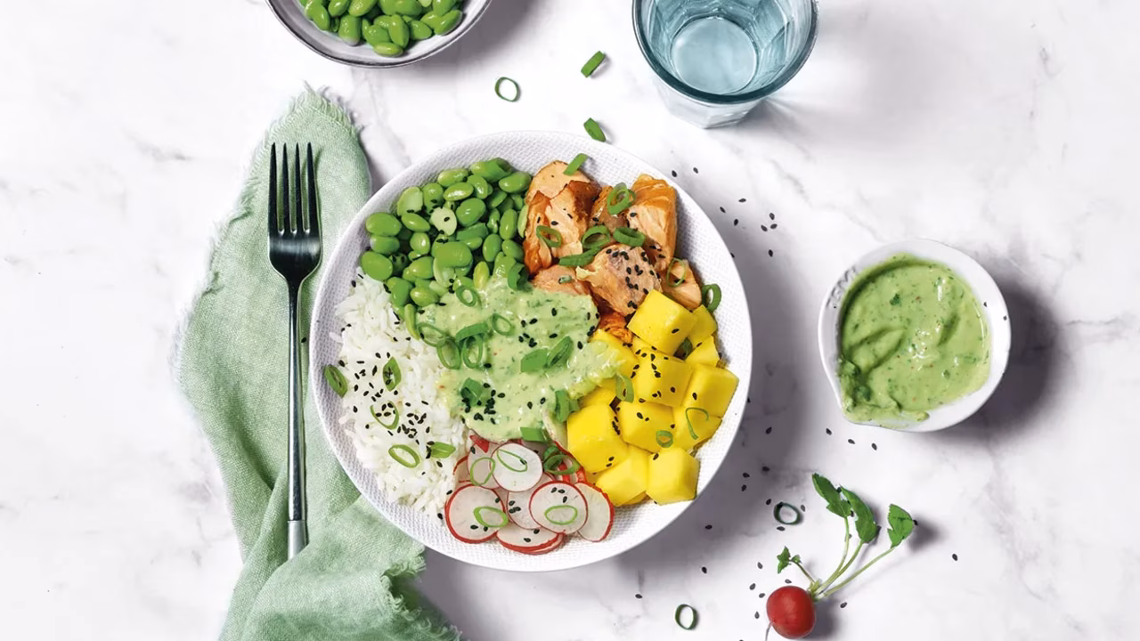 Bowl z ryżem, łososiem i dressingiem limonkowym