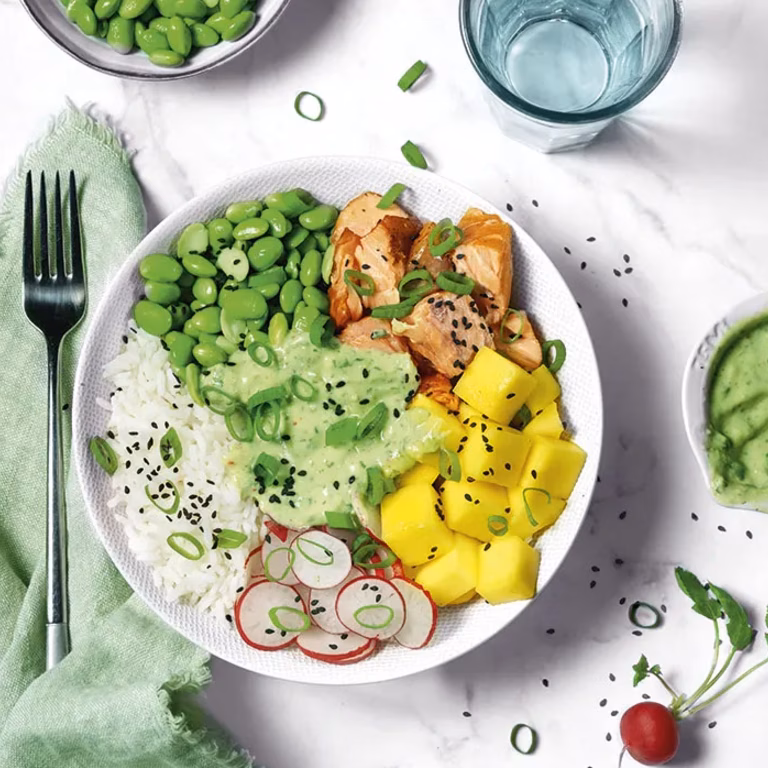Bowl z ryżem, łososiem i dressingiem limonkowym