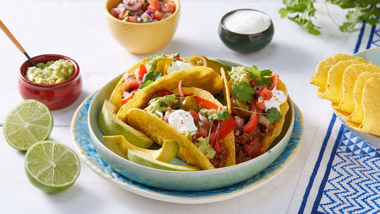 Tacos w stylu meksykańskim z wołowiną i salsą