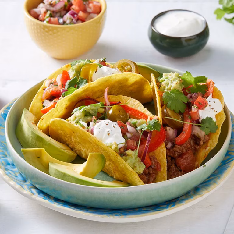 Tacos w stylu meksykańskim z wołowiną i salsą