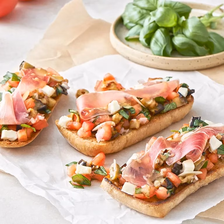 Bruschetta z oliwkami i mozzarellą