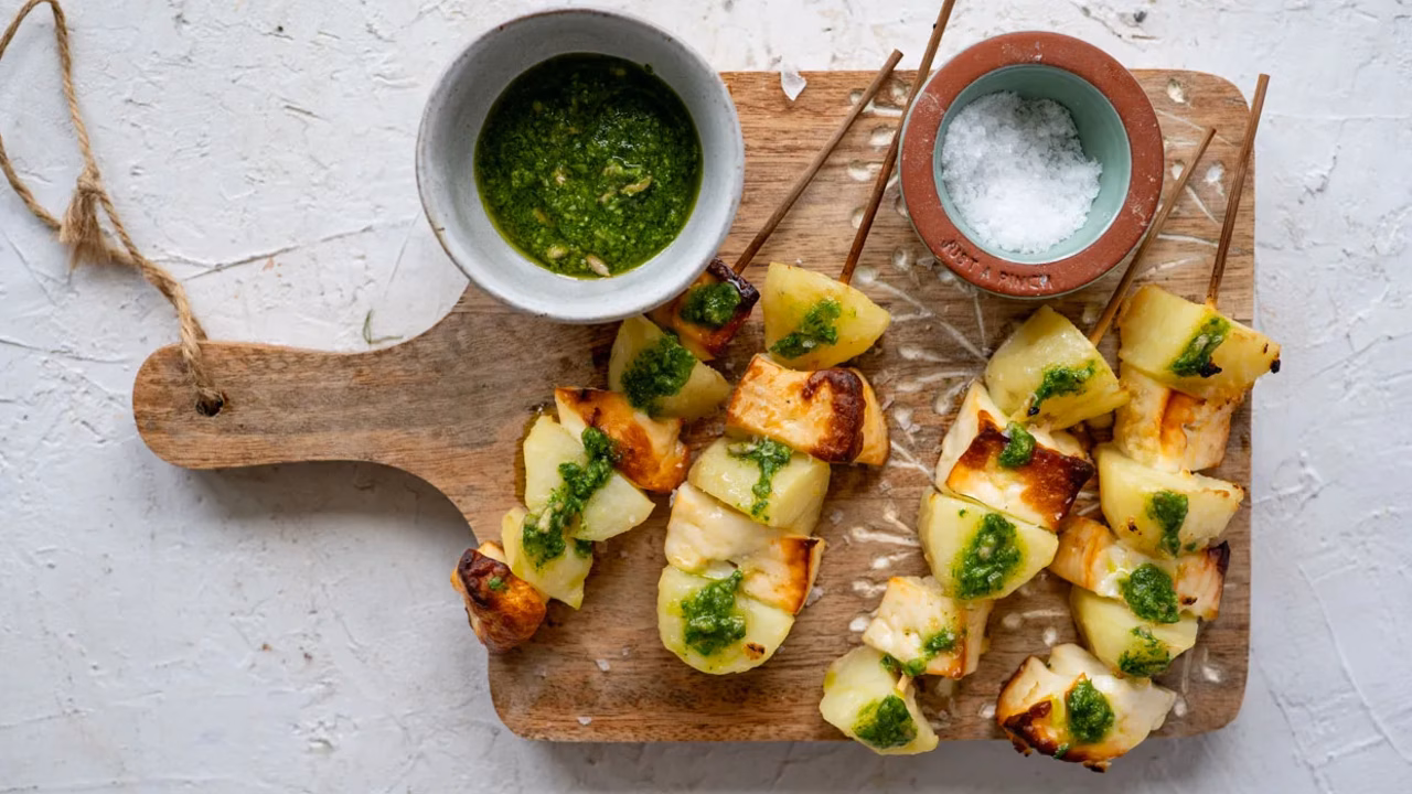 Szaszłyki z młodych ziemniaków i halloumi