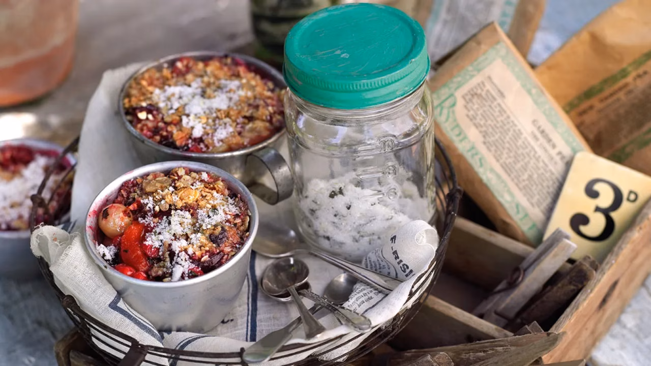 Crumble z owocami i ziołowo-cytrynowym cukrem
