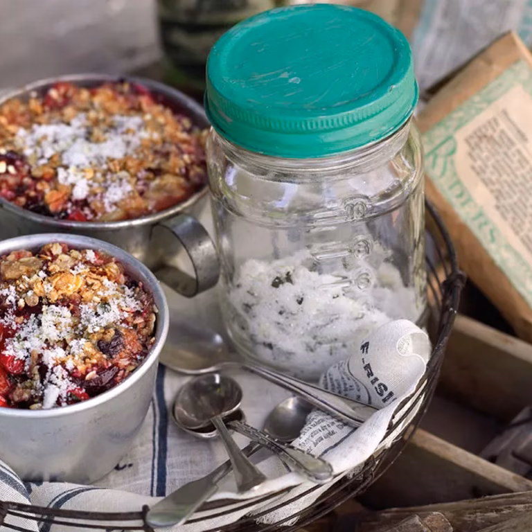 Crumble z owocami i ziołowo-cytrynowym cukrem