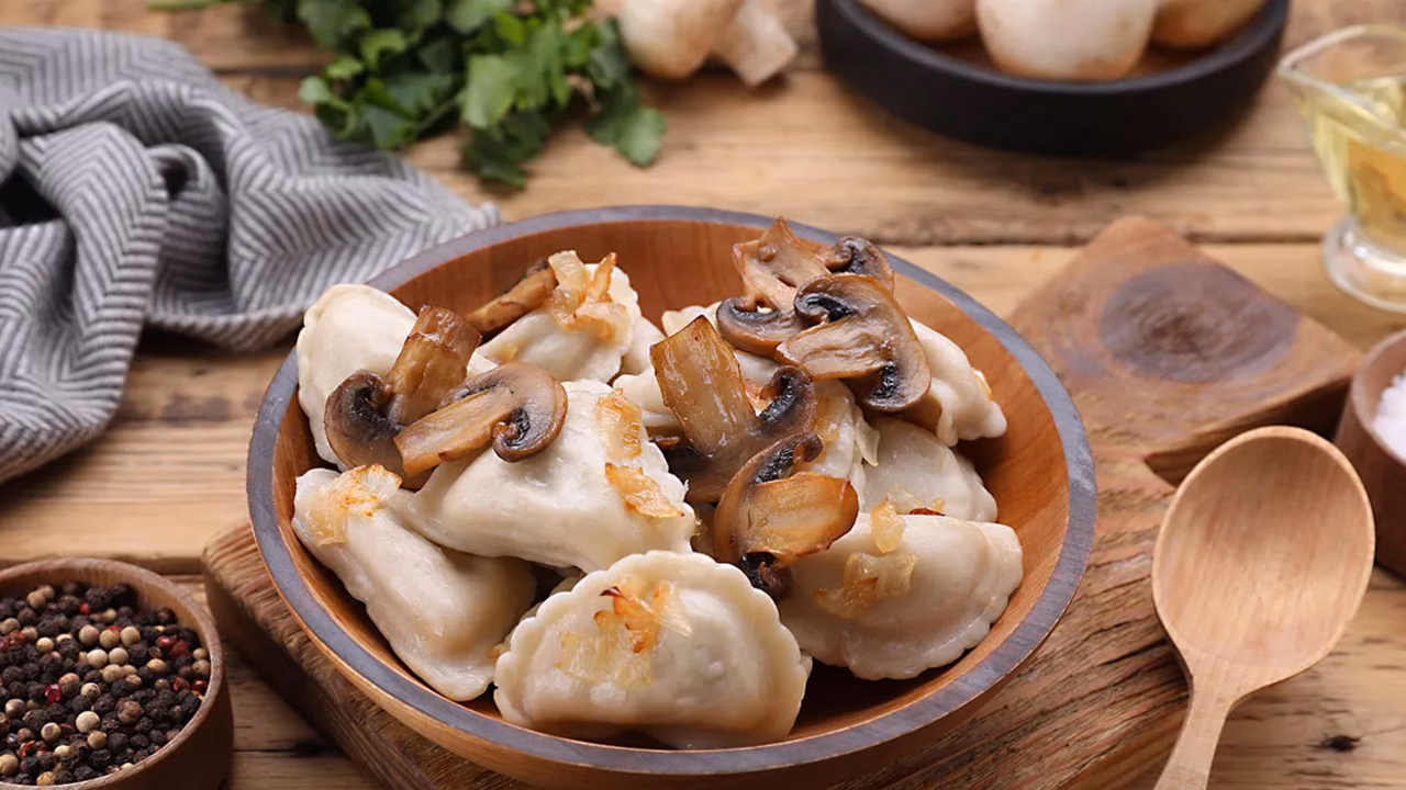 Pierogi z kapustą i pieczarkami