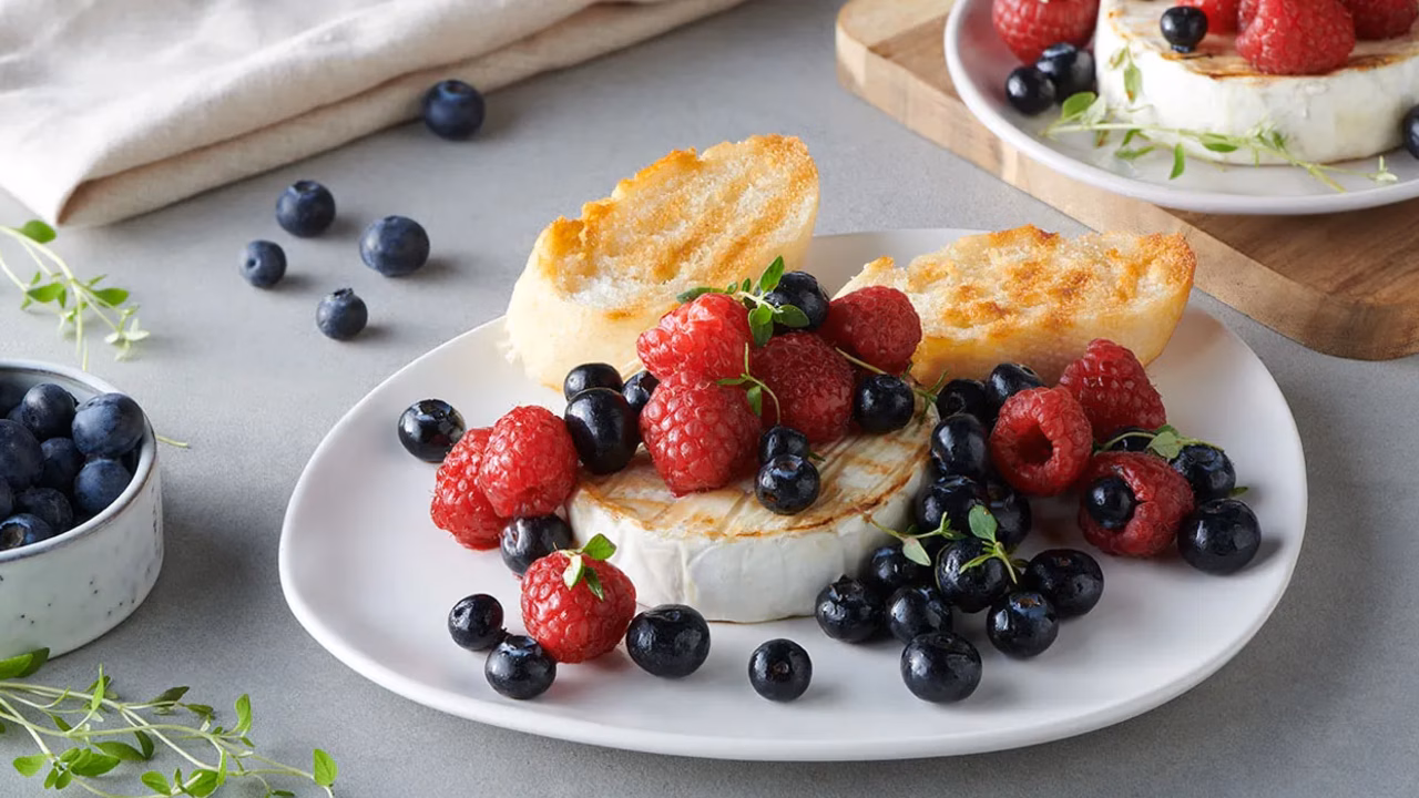 Grillowany camembert z macerowanymi owocami