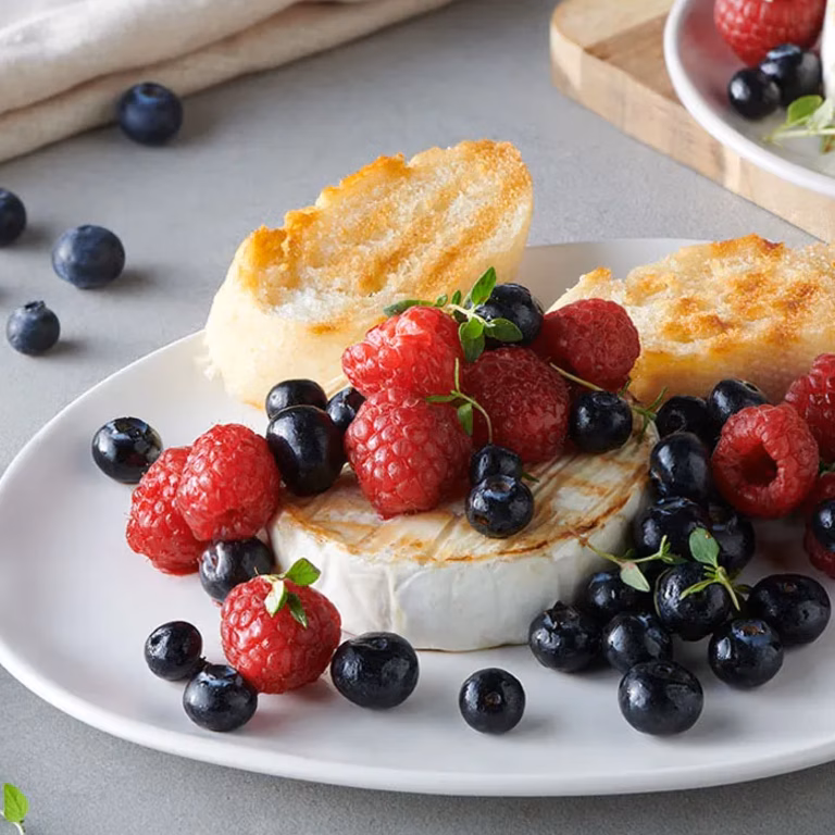 Grillowany camembert z macerowanymi owocami