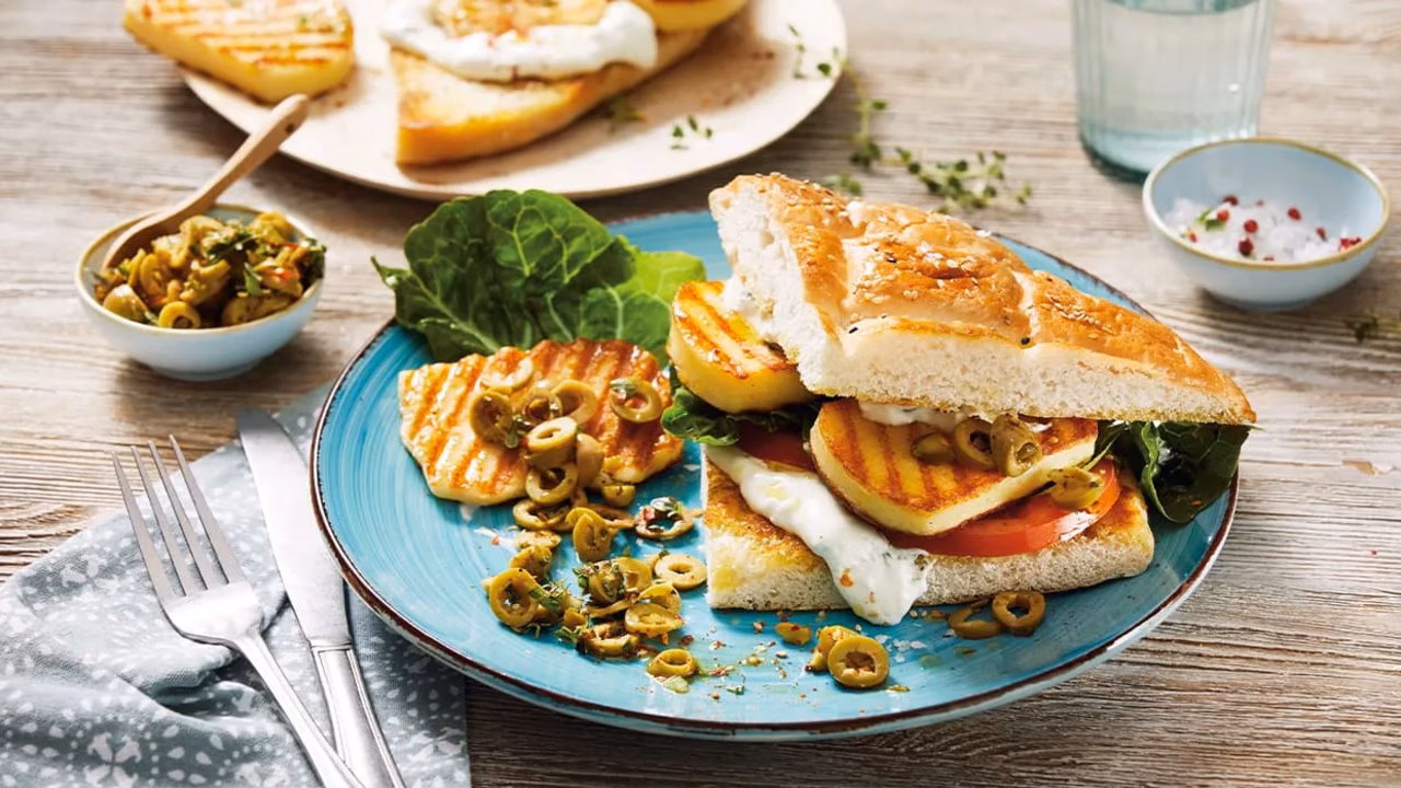 Kanapka z grillowanym serem halloumi