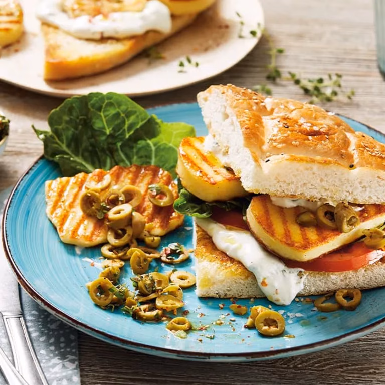 Kanapka z grillowanym serem halloumi