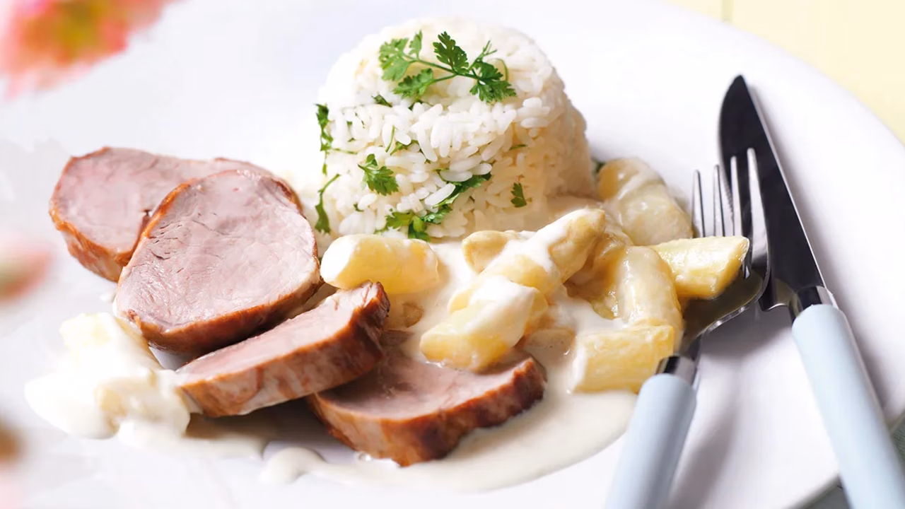 Polędwica wieprzowa ze szparagami w śmietanie