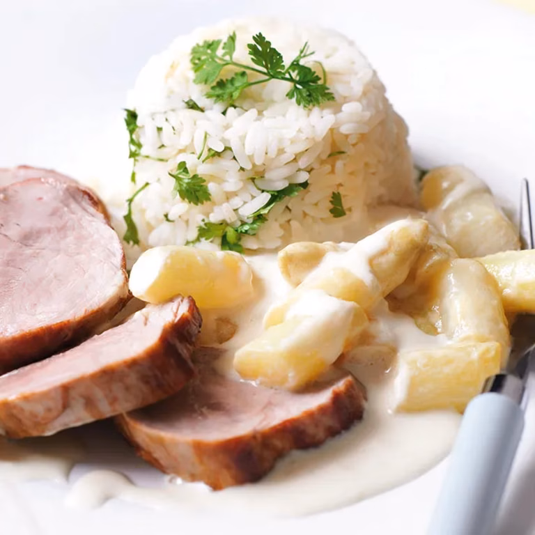Polędwica wieprzowa ze szparagami w śmietanie