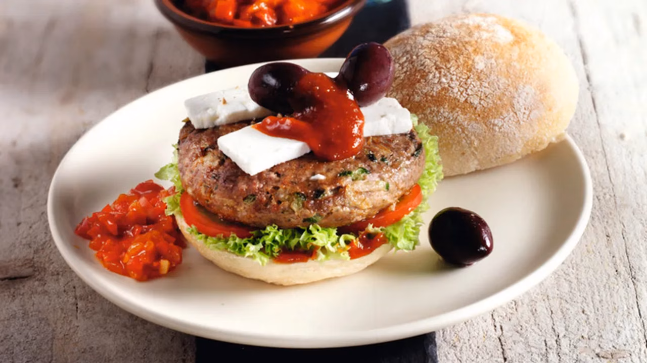 Śródziemnomorski burger z paprykowym relishem