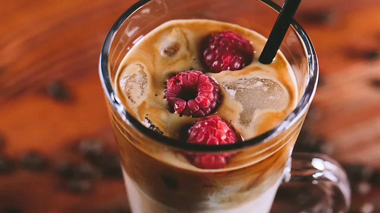 DALGONA COFFEE Z MALINAMI