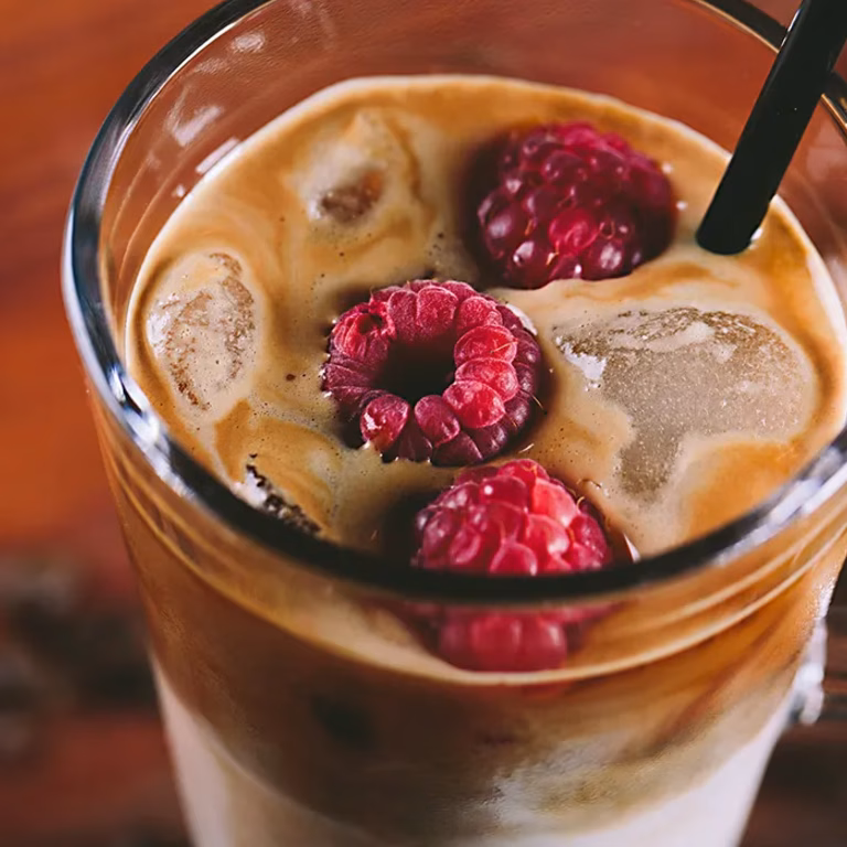 DALGONA COFFEE Z MALINAMI
