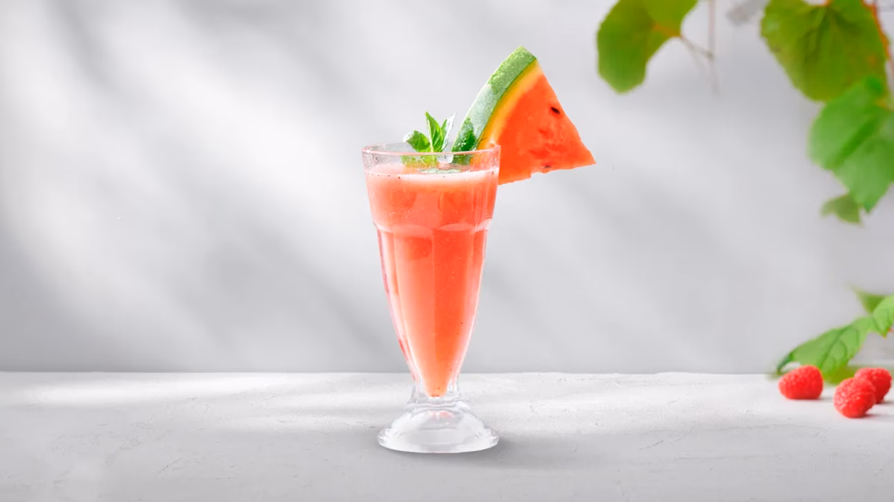 Wegański shake z arbuza i truskawek