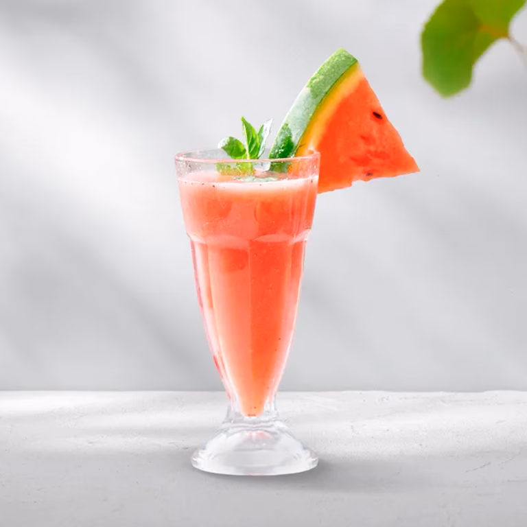 Wegański shake z arbuza i truskawek