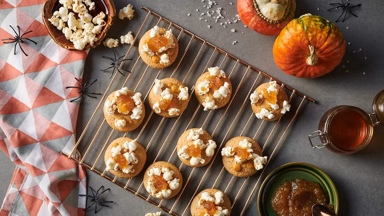 Cookies z karmelizowanymi jabłkami, kajmakiem i popcornem