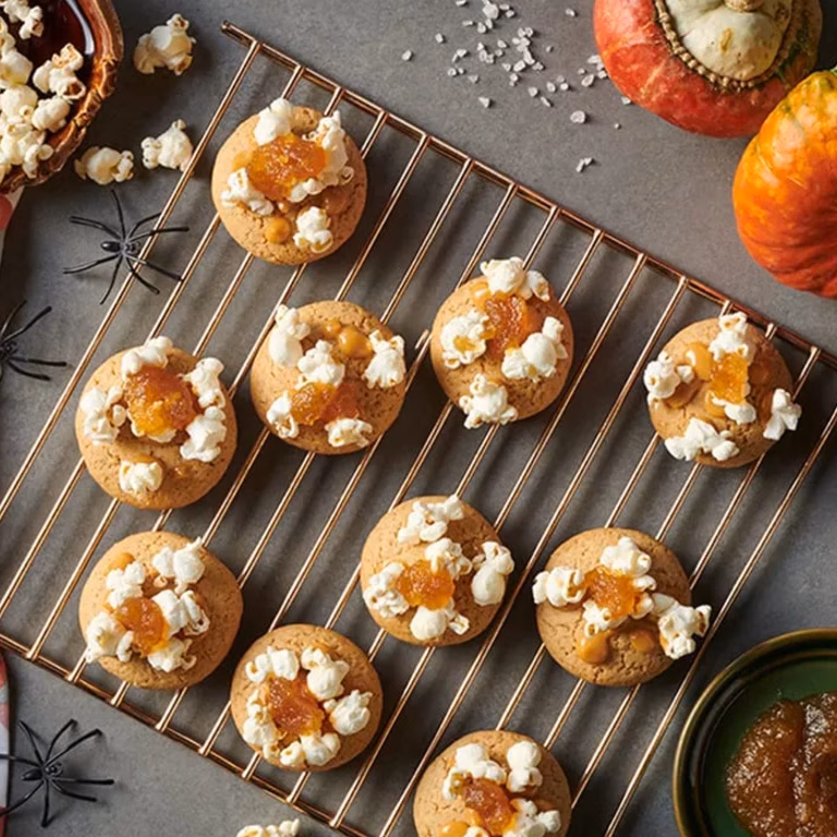 Cookies z karmelizowanymi jabłkami, kajmakiem i popcornem