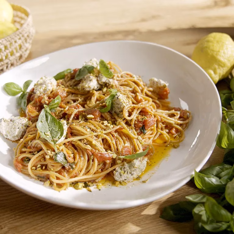 Spaghetti z pomidorami i pastą z sera ricotta