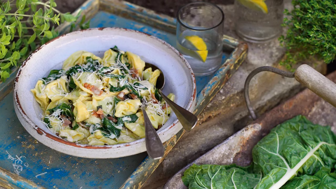 Tortellini z sosem szpinakowym i boczkiem