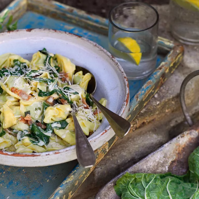 Tortellini z sosem szpinakowym i boczkiem